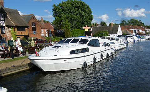 Canal Boating Holidays Narrow Boat Barge And Cruiser Hire